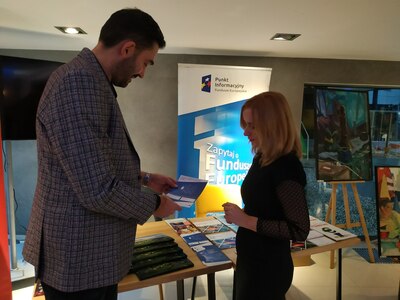 dwoje ludzi rozmawia o funduszach europejskich