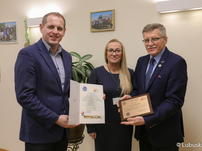 Wicemarszałek Województwa Lubuskiego Łukasz Porycki (z lewej), prezes Lubuskiego Oddziału Stowarzyszenia Seniorów Lotnictwa Wojskowego RP w Babimoście ppłk. dypl. pil. Alfred Hajduła oraz zastępca dyrektora departamentu Infrastruktury Społecznej UMWL Tatiana Janiak.