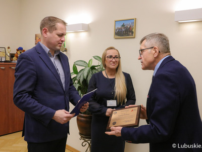 Wicemarszałek Województwa Lubuskiego Łukasz Porycki (z lewej), prezes Lubuskiego Oddziału Stowarzyszenia Seniorów Lotnictwa Wojskowego RP w Babimoście ppłk. dypl. pil. Alfred Hajduła oraz zastępca dyrektora departamentu Infrastruktury Społecznej UMWL Tatiana Janiak.