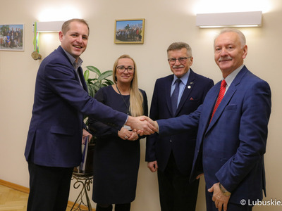Wicemarszałek Województwa Lubuskiego Łukasz Porycki (z lewej), prezes Lubuskiego Oddziału Stowarzyszenia Seniorów Lotnictwa Wojskowego RP w Babimoście ppłk. dypl. pil. Alfred Hajduła (w środku), zastępca dyrektora departamentu Infrastruktury Społecznej UMWL Tatiana Janiak oraz Lech Kurowski.