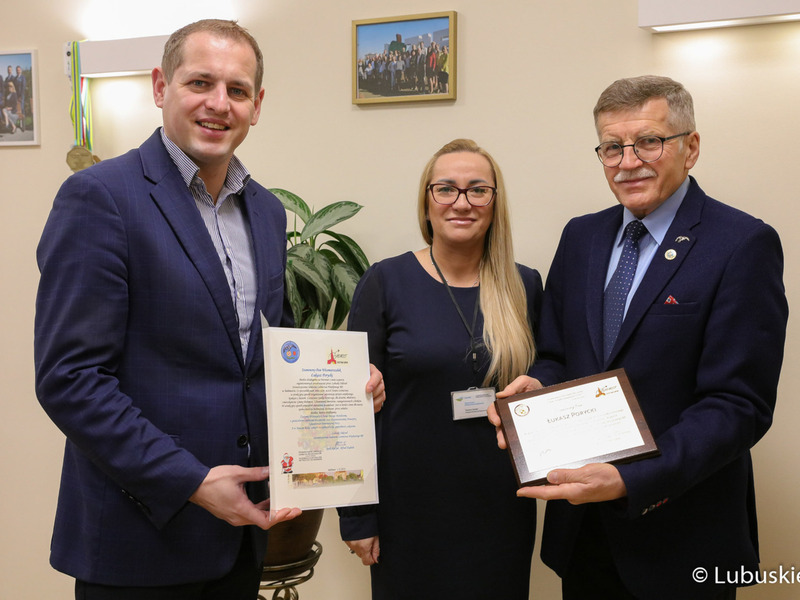 Wicemarszałek Województwa Lubuskiego Łukasz Porycki (z lewej), prezes Lubuskiego Oddziału Stowarzyszenia Seniorów Lotnictwa Wojskowego RP w Babimoście ppłk. dypl. pil. Alfred Hajduła oraz zastępca dyrektora departamentu Infrastruktury Społecznej UMWL Tatiana Janiak.