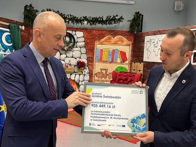 5 grudnia 2022 r. w Centrum Kultury w Szczańcu uroczyście podpisano umowy na realizacje dwóch projektów w ramach RPO-L2022 - na termomodernizację szkół w Szczańcu i Gościkowie 