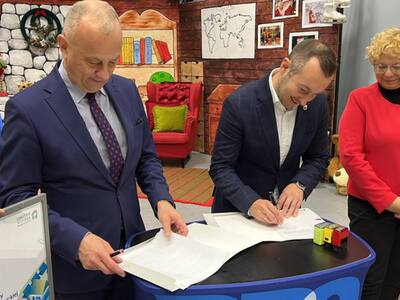 5 grudnia 2022 r. w Centrum Kultury w Szczańcu uroczyście podpisano umowy na realizacje dwóch projektów w ramach RPO-L2022 - na termomodernizację szkół w Szczańcu i Gościkowie 