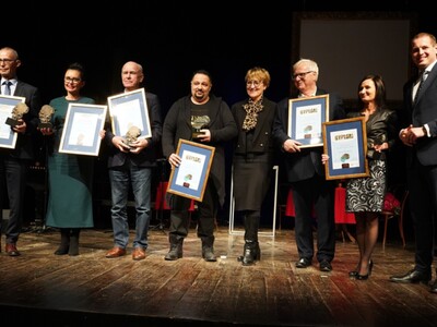 Marszałek Elżbieta Anna Polak i wicemarszałek Łukasz Porycki z laureatami nagród