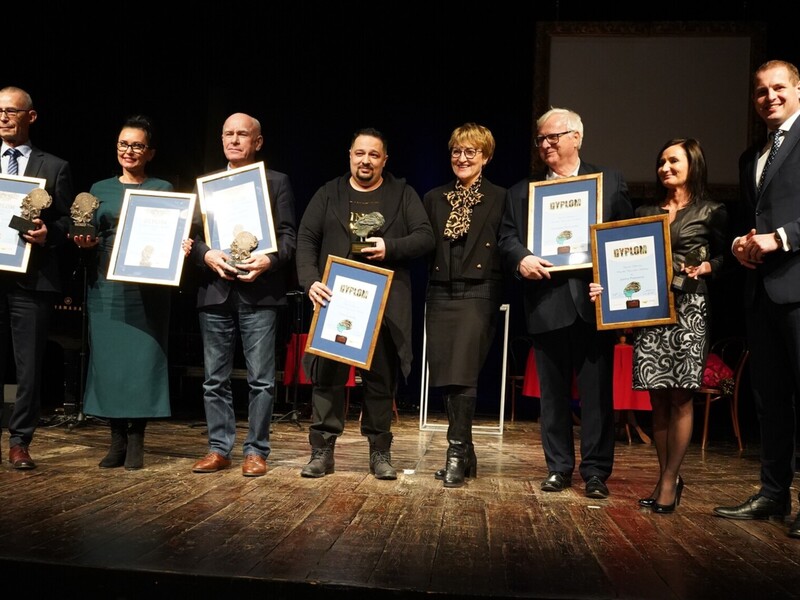 Marszałek Elżbieta Anna Polak i wicemarszałek Łukasz Porycki z laureatami nagród