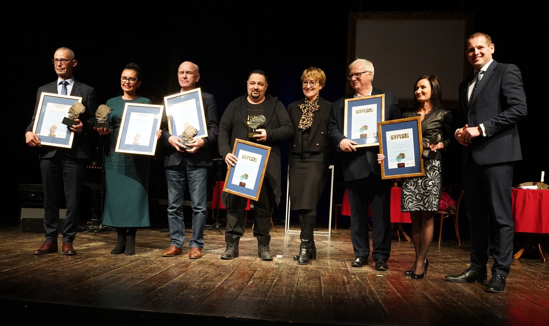 Marszałek Elżbieta Anna Polak i wicemarszałek Łukasz Porycki z laureatami nagród