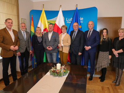Marszałek Elżbieta Anna Polak, wicemarszałkowie Stanisław Tomczyszyn i Łukasz Porycki oraz członek zarządu Marcin Jabłoński, który nadzoruje departamenty wdrażające programy unijne, spotkali się we wtorek 13 grudnia ze starostami: Henrykiem Janowiczem (powiat żagański, przewodniczący Konwentu Powiatów Województwa Lubuskiego), Iwoną Brzozowską (powiat nowosolski) oraz Bogusławem Kierusem (powiat strzelecko-drezdenecki).
