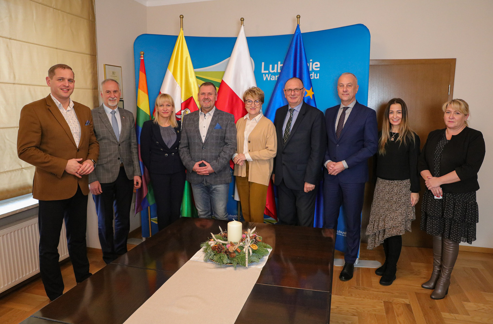 Marszałek Elżbieta Anna Polak, wicemarszałkowie Stanisław Tomczyszyn i Łukasz Porycki oraz członek zarządu Marcin Jabłoński, który nadzoruje departamenty wdrażające programy unijne, spotkali się we wtorek 13 grudnia ze starostami: Henrykiem Janowiczem (powiat żagański, przewodniczący Konwentu Powiatów Województwa Lubuskiego), Iwoną Brzozowską (powiat nowosolski) oraz Bogusławem Kierusem (powiat strzelecko-drezdenecki).