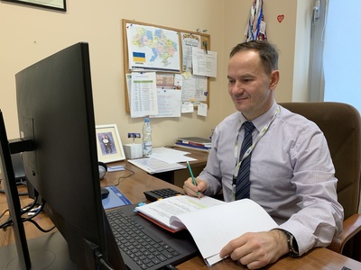Radosław Brodzik, dyrektor Biura Współpracy Zagranicznej Urzędu Marszałkowskiego na roboczym spotkaniu ws. Środkowoeuropejskiego Korytarza Transportowego