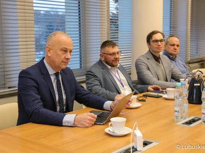 W środę, 14 grudnia 2022 r. członek zarządu województwa lubuskiego Marcin Jabłoński uczestniczył w pierwszym spotkaniu Zespołu roboczego ds. rozwoju modułowej energetyki atomowej jako wsparcia dla zielonej transformacji energetycznej, który w listopadzie 2022 r. został powołany przez Zarząd Województwa Lubuskiego