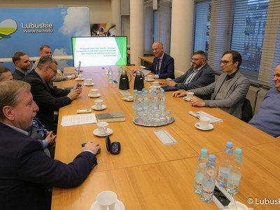 W środę, 14 grudnia 2022 r. członek zarządu województwa lubuskiego Marcin Jabłoński uczestniczył w pierwszym spotkaniu Zespołu roboczego ds. rozwoju modułowej energetyki atomowej jako wsparcia dla zielonej transformacji energetycznej, który w listopadzie 2022 r. został powołany przez Zarząd Województwa Lubuskiego