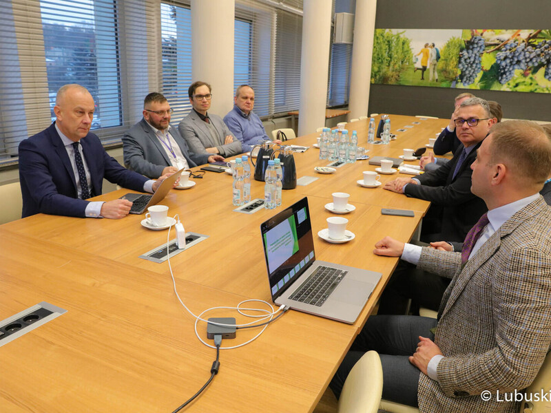 W środę, 14 grudnia 2022 r. członek zarządu województwa lubuskiego Marcin Jabłoński uczestniczył w pierwszym spotkaniu Zespołu roboczego ds. rozwoju modułowej energetyki atomowej jako wsparcia dla zielonej transformacji energetycznej, który w listopadzie 2022 r. został powołany przez Zarząd Województwa Lubuskiego