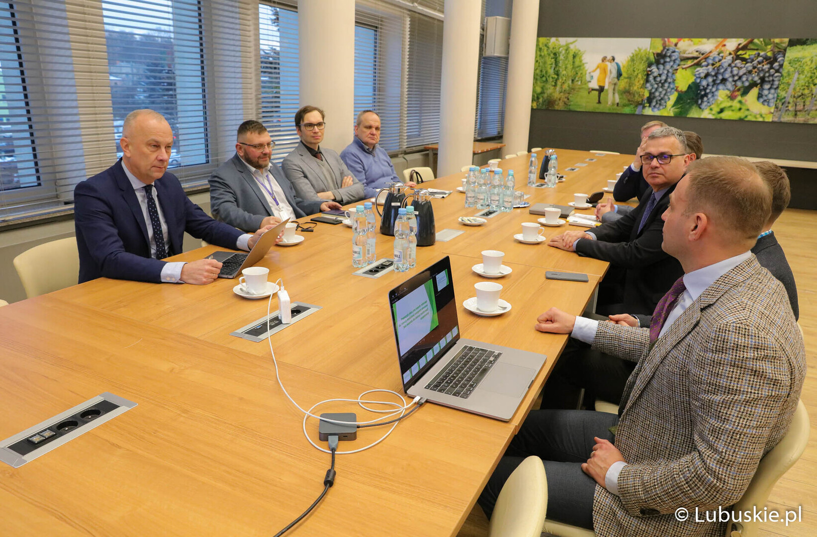 W środę, 14 grudnia 2022 r. członek zarządu województwa lubuskiego Marcin Jabłoński uczestniczył w pierwszym spotkaniu Zespołu roboczego ds. rozwoju modułowej energetyki atomowej jako wsparcia dla zielonej transformacji energetycznej, który w listopadzie 2022 r. został powołany przez Zarząd Województwa Lubuskiego
