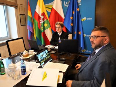 Podczas obrad marszałek Elżbiecie Annie Polak towarzyszył dyrektor Departamentu Rozwoju i Innowacji Urzędu Marszałkowskiego Województwa Lubuskiego Jarosław Flakowski
