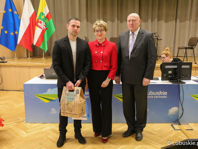 Marszałek Elżbieta Anna Polak i przewodniczący Sejmiku Wacław Maciuszonek na poniedziałkowej sesji wręczyli wyróżnienie Zbigniewowi Strenkowi – zwycięzcy w ogólnopolskim konkursie Green Building Awards 2022.