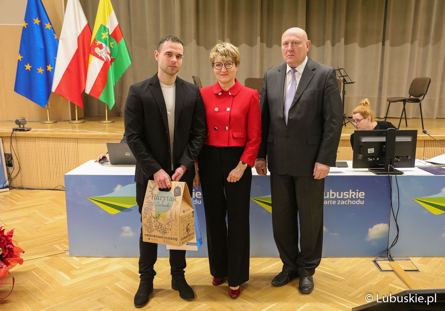 Marszałek Elżbieta Anna Polak i przewodniczący Sejmiku Wacław Maciuszonek na poniedziałkowej sesji wręczyli wyróżnienie Zbigniewowi Strenkowi – zwycięzcy w ogólnopolskim konkursie Green Building Awards 2022.