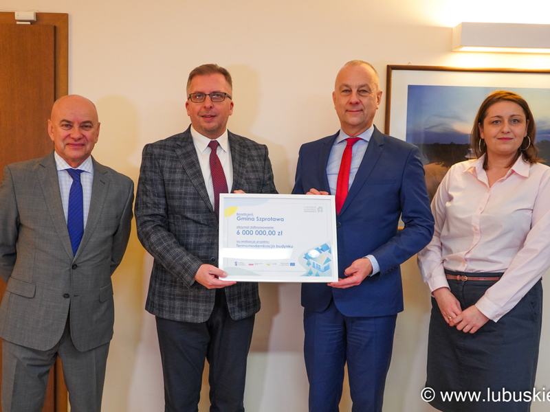 Gmina Szprotawa otrzymała 6 mln zł dofinansowania na termomodernizację Szkoły Podstawowej w Wiechlicach. Inwestycja przyczyni się do zmniejszenia zużycia energii i poprawy warunków w placówce.