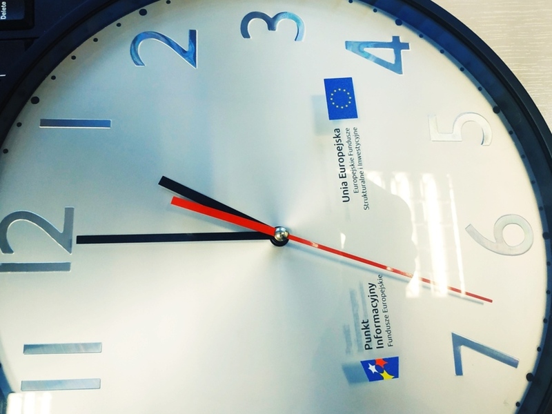 Zdjęcie zegara, który wskazuje godzinę pierwszą.