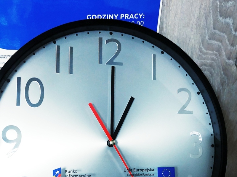 zdjęcie zegara ustawionego na godzinę trzynastą