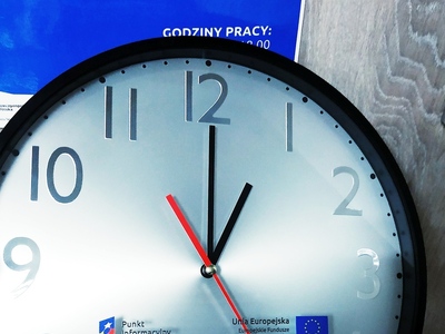 zdjęcie zegara ustawionego na godzinę trzynastą
