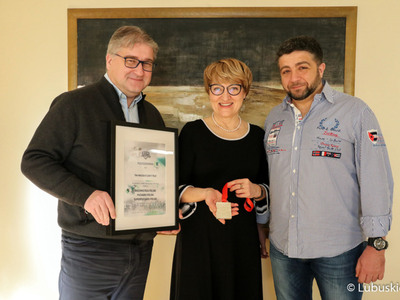 Marszałek Elżbieta Anna Polak z właścicielem drużyny koszykarskiej Januszem Jasińskim oraz trenerem Enei Zastalu BC Oliverem Vidinem