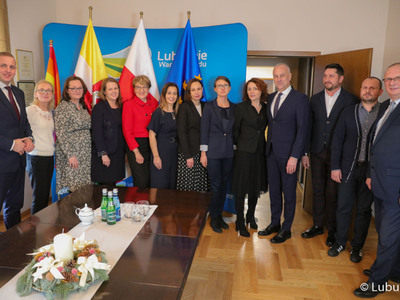 Przedstawiciele Zarządu Województwa Lubuskiego z pracownikami UMWL, którzy bezpośrednio negocjowali program Fundusze Europejskie dla Lubuskiego 2021-2027.