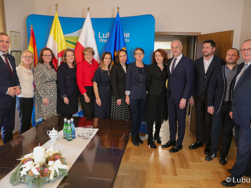Przedstawiciele Zarządu Województwa Lubuskiego z pracownikami UMWL, którzy bezpośrednio negocjowali program Fundusze Europejskie dla Lubuskiego 2021-2027.