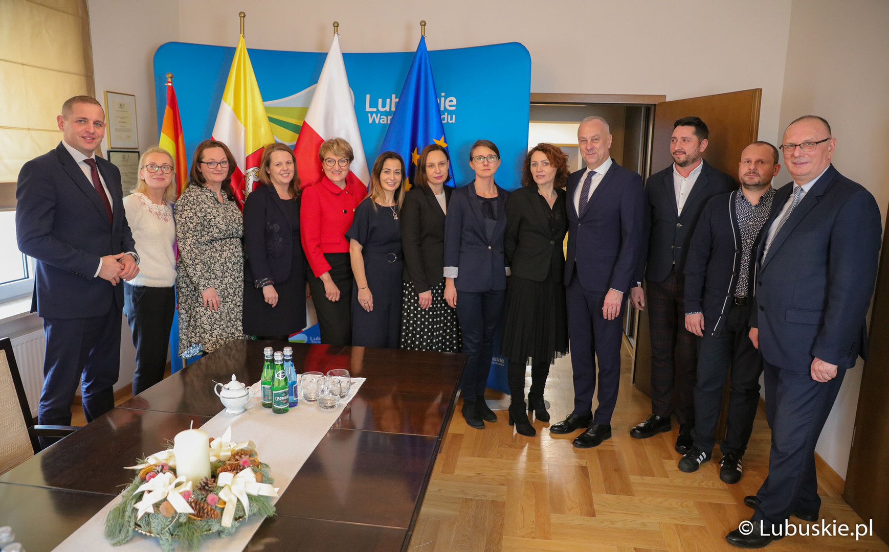 Przedstawiciele Zarządu Województwa Lubuskiego z pracownikami UMWL, którzy bezpośrednio negocjowali program Fundusze Europejskie dla Lubuskiego 2021-2027.