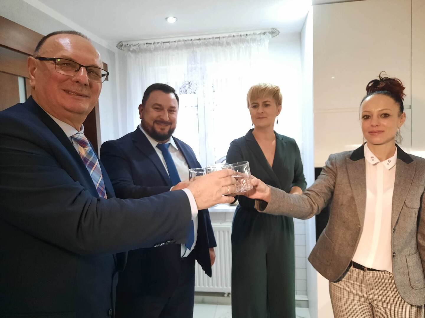 Dobre wiadomości dla mieszkańców gminy Drezdenko. Marzenin zyskał blisko 1 km nowej drogi, a mieszkańcy Karwina bardzo dobrej jakości wodę z wodociągu.