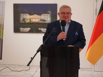 Członek zarządu województwa lubuskiego, Tadeusz Jędrzejczak na wystawie "Lubuskie przyrodą zachwyca" w Landtagu Brandenburgia
