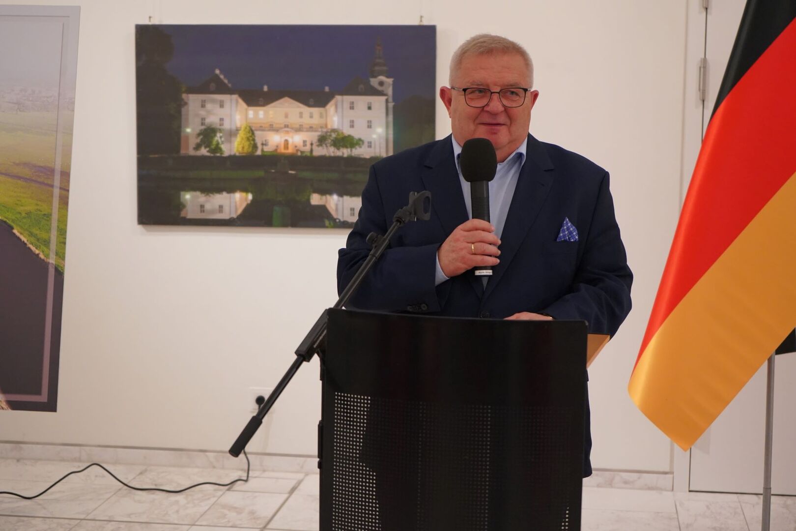 Członek zarządu województwa lubuskiego, Tadeusz Jędrzejczak na wystawie 