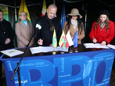 Lipiny, 12 stycznia 2023 r. Uroczyste podpisanie umowy na realizację projektu „Wsparcie kapitału przyrodniczego regionu poprzez udostępnianie zasobów przyrodniczych w Gminie Nowa Sól” w ramach RPO-L2020