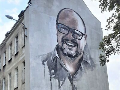Na ul. Mniszki w Gdańsku, blisko miejsca, gdzie P. Adamowicz się wychował, prezydent patrzy na nas z wielkiego muralu