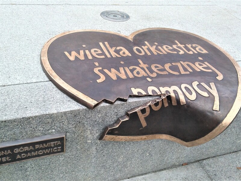 W piątek i w sobotę znicze zapłoną w miejscach pamięci o prezydencie Adamowiczu w całym kraju. W Zielonej Górze - pod złamanym sercem WOŚP przed Filharmonią Zielonogórską