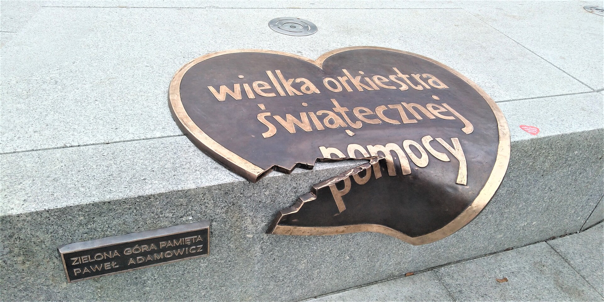 W piątek i w sobotę znicze zapłoną w miejscach pamięci o prezydencie Adamowiczu w całym kraju. W Zielonej Górze - pod złamanym sercem WOŚP przed Filharmonią Zielonogórską