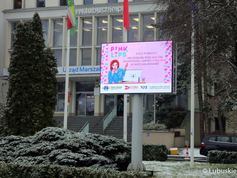 Akcja "Pink Lips" na telebimie przed Urzędem Marszałkowskim w Zielonej Górze