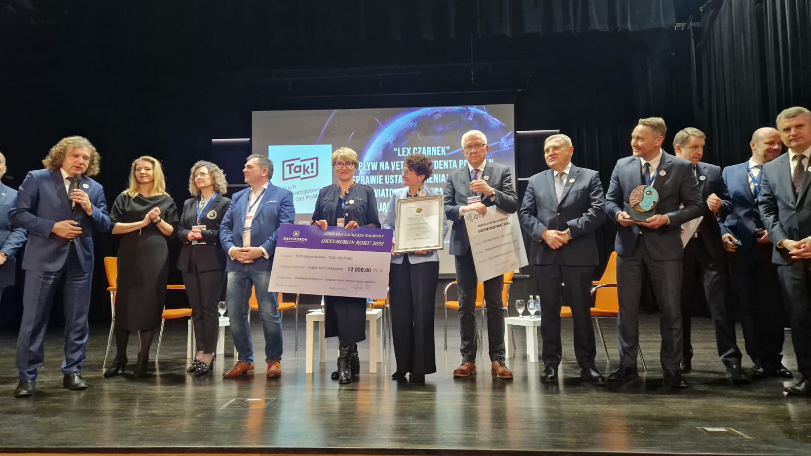 Podczas konferencji w Rzeszowie pn. „Dezinformacja - bomba atomowa XXI wieku” wręczono Oksymoron Roku 2022. Statuetka trafiła do Ruchu Samorządowego TAK! Dla Polski. 