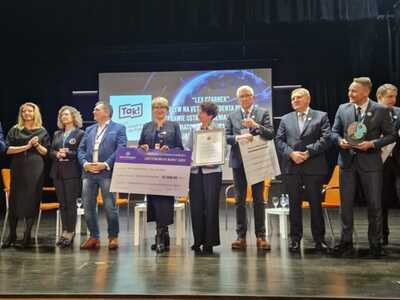 Podczas konferencji w Rzeszowie pn. „Dezinformacja - bomba atomowa XXI wieku” wręczono Oksymoron Roku 2022. Statuetka trafiła do Ruchu Samorządowego TAK! Dla Polski.