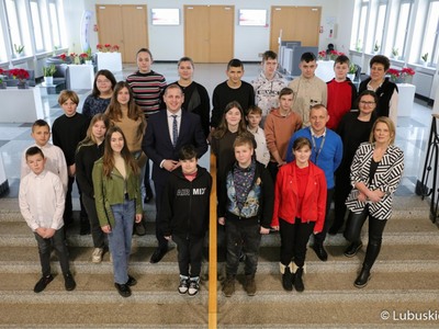 Pamiątkowe zdjęcie uczniów Szkoły Podstawowej w Jędrzychowicach z wicemarszałkiem Łukaszem Poryckim
