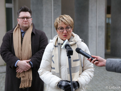 Briefing prasowy przed Sądem Rejonowym w Zielonej Górze z udziałem marszałek Elżbiety Anny Polak oraz adwokata Krzysztofa Pawłowskiego
