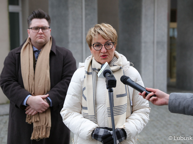 Briefing prasowy przed Sądem Rejonowym w Zielonej Górze z udziałem marszałek Elżbiety Anny Polak oraz adwokata Krzysztofa Pawłowskiego