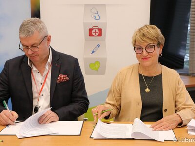 Marszałek Elżbieta Anna Polak i prezes Szpitala Uniwersyteckiego Marek Działoszyński podpisują umowę w sprawie przekazania z budżetu województwa lubuskiego dofinansowania wkładu własnego na zakup akceleratora