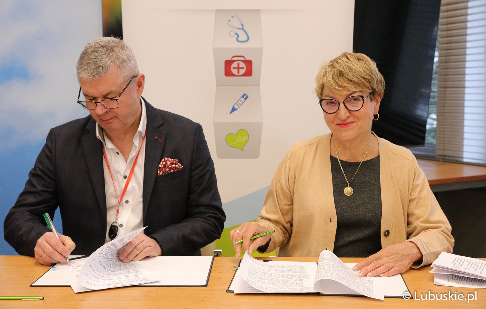 Marszałek Elżbieta Anna Polak i prezes Szpitala Uniwersyteckiego Marek Działoszyński podpisują umowę w sprawie przekazania z budżetu województwa lubuskiego dofinansowania wkładu własnego na zakup akceleratora