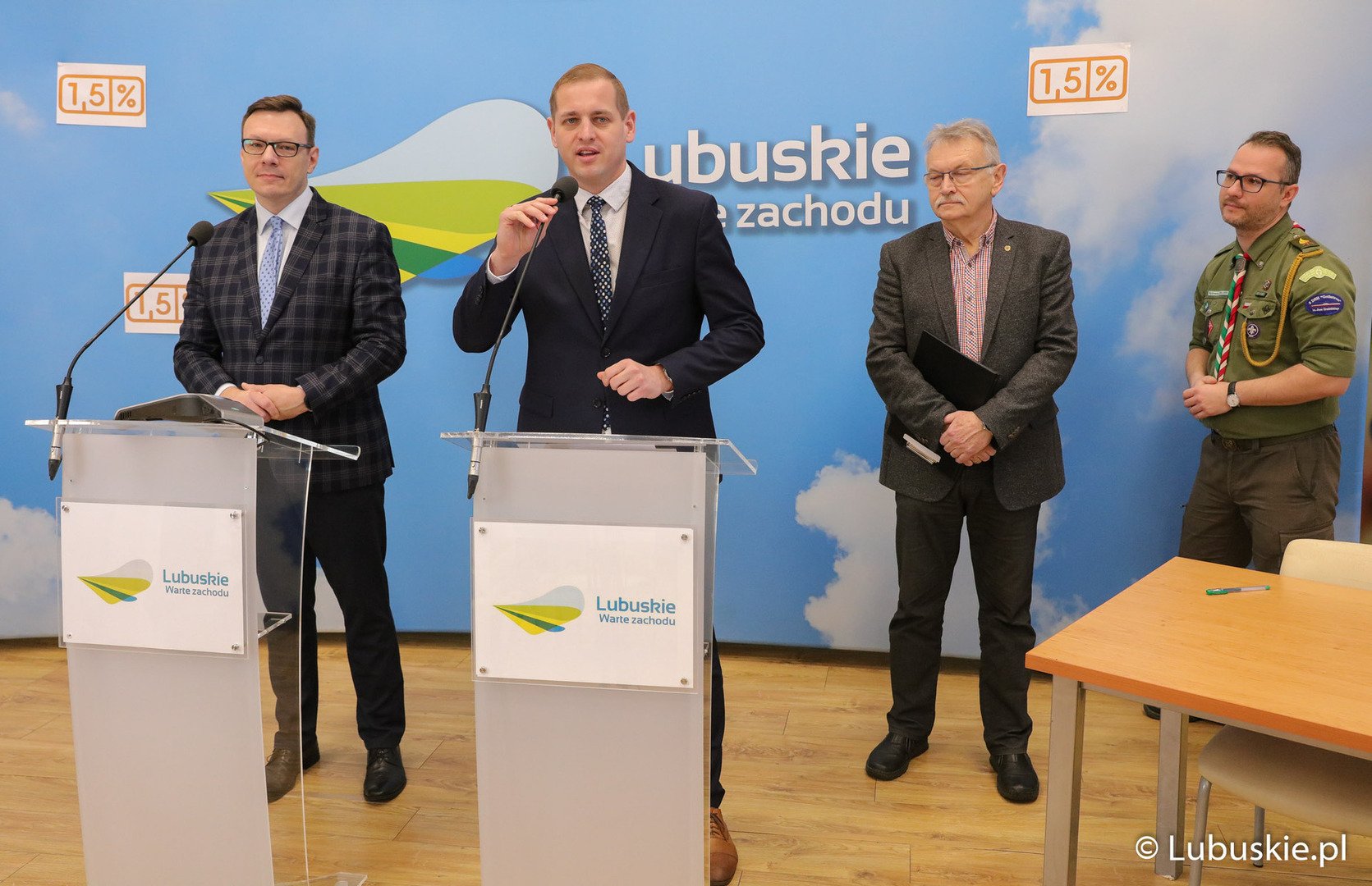 - Bądźmy lokalnymi patriotami województwa lubuskiego i przekażmy 1,5 proc. z podatku organizacjom pożytku publicznego z naszego województwa, bo to jest naprawdę dużo – apelował podczas konferencji prasowej wicemarszałek Łukasz Porycki (przy mikrofonie)