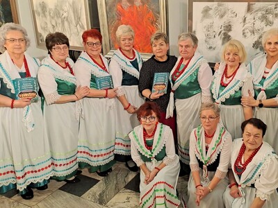 Anna Chinalska - Przewodnicząca Komisji Zdrowia, Rodziny i Spraw Społecznych (w środku) z członkami zespołu - 26 stycznia 2023 r.