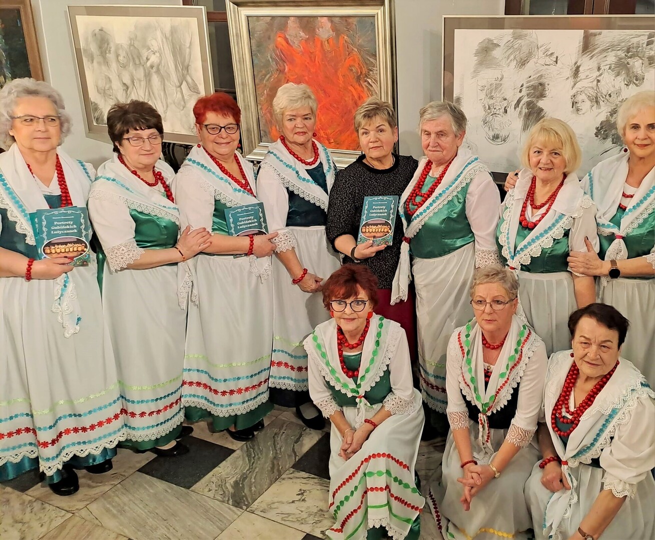Anna Chinalska - Przewodnicząca Komisji Zdrowia, Rodziny i Spraw Społecznych (w środku) z członkami zespołu - 26 stycznia 2023 r.