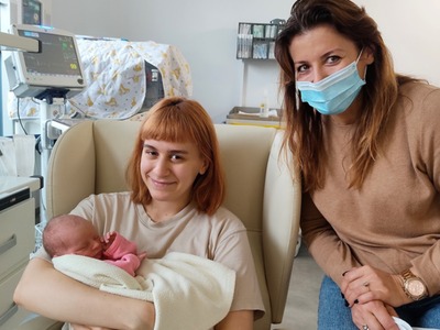 Jak donosi na swoim Facebooku Szpital Uniwersytecki, Marcelinka (na zdjęciu z mamą Julią i babcią Katarzyną) urodziła się w Centrum Zdrowia Matki i Dziecka w Nowy Rok o godz. 1.25