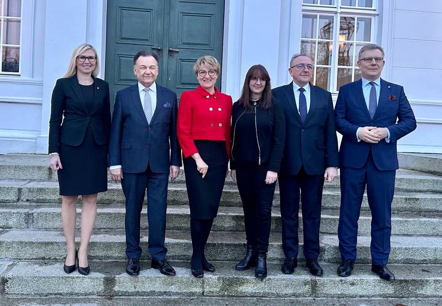 Uczestnicy spotkania na temat współpracy polsko-brandenburskiej w pałacu Neuhardenberg w Brandenburgii 