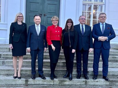 Uczestnicy spotkania na temat współpracy polsko-brandenburskiej w pałacu Neuhardenberg w Brandenburgii