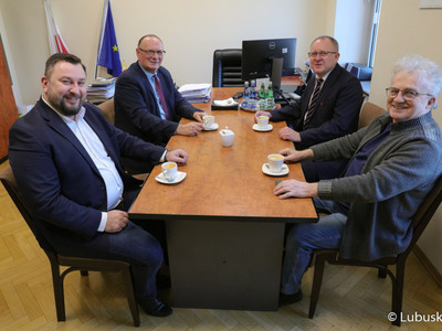 Spotkanie Wicemarszałka Województwa Lubuskiego Stanisława Tomczyszyna, dyr Departamentu Programów Rozwoju Obszarów Wiejskich Arkadiusza Dąbrowskiego i prezesa Lubuskiego Związku Piłki Nożnej Roberta Skowrona z Felicjanem Andrzejczakiem.